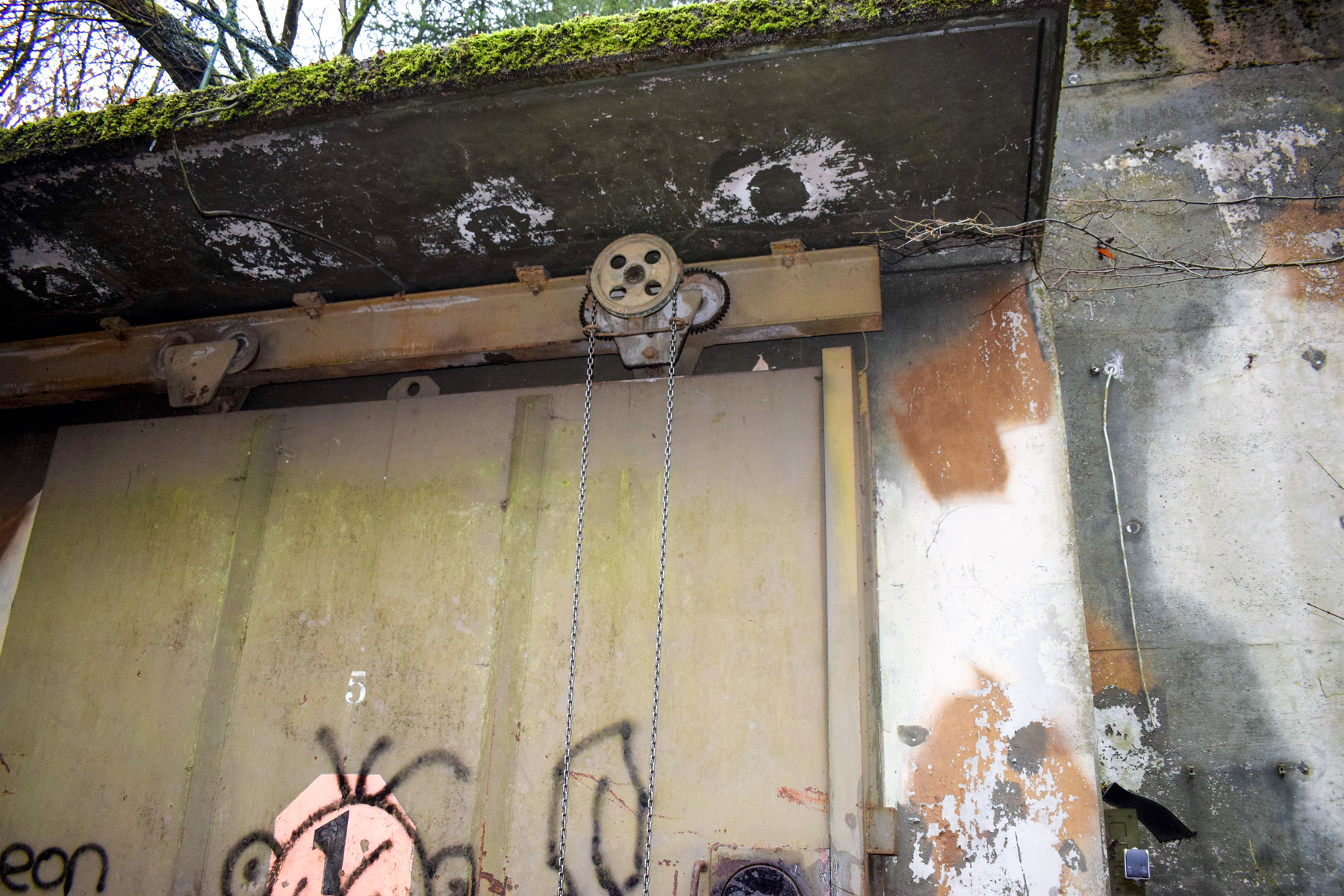 Das schwere Tor lässt sich nur durch einen Kettenzug öffnen