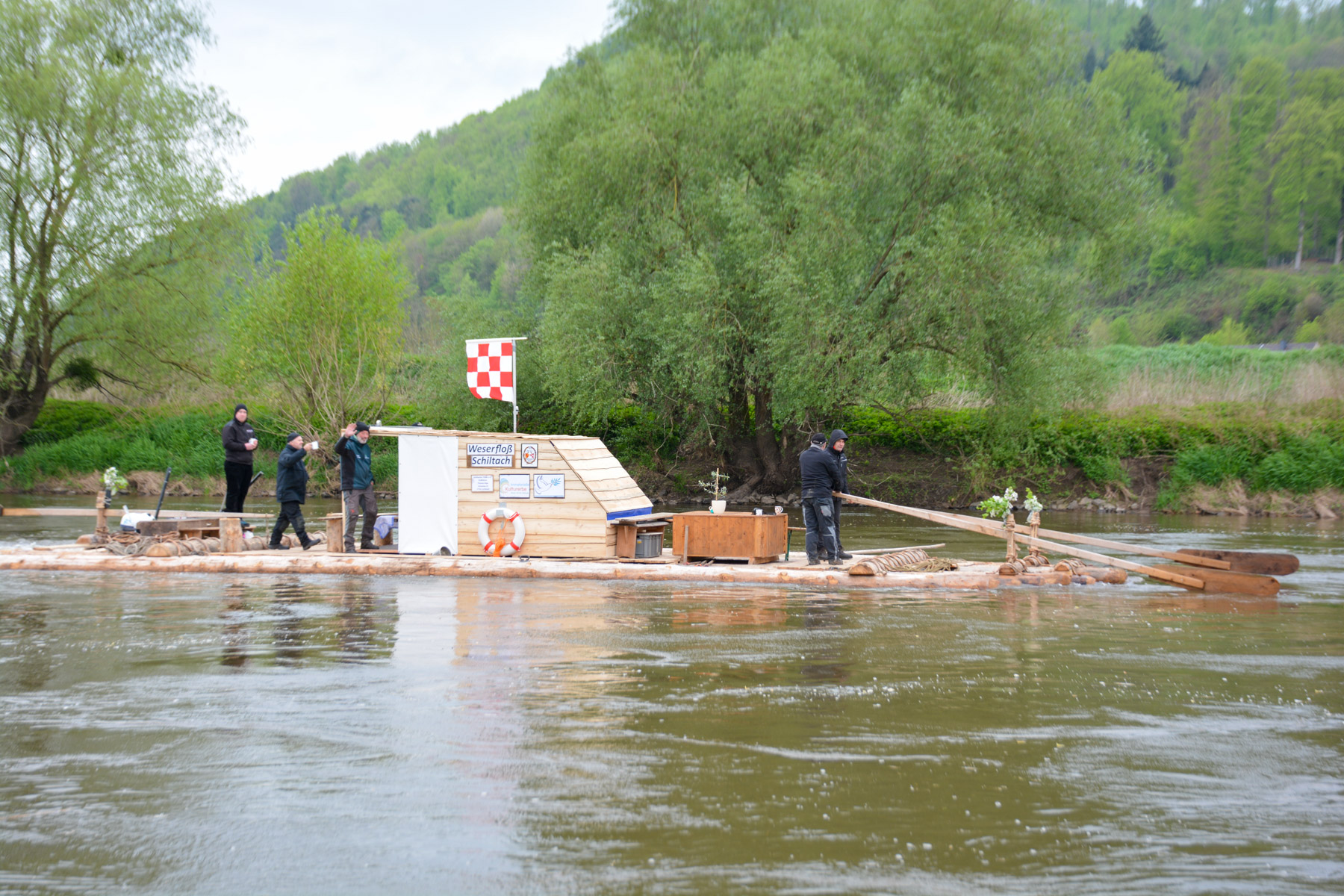 Zwei Flöße auf historischer Fahrt – Der Verein Weserflößer Reinhardshagen macht altes Handwerk auf der Weser erlebbar