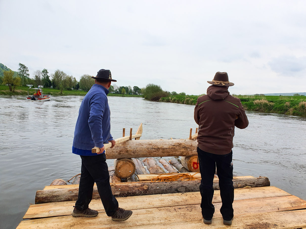 Zwei Flöße auf historischer Fahrt – Der Verein Weserflößer Reinhardshagen macht altes Handwerk auf der Weser erlebbar