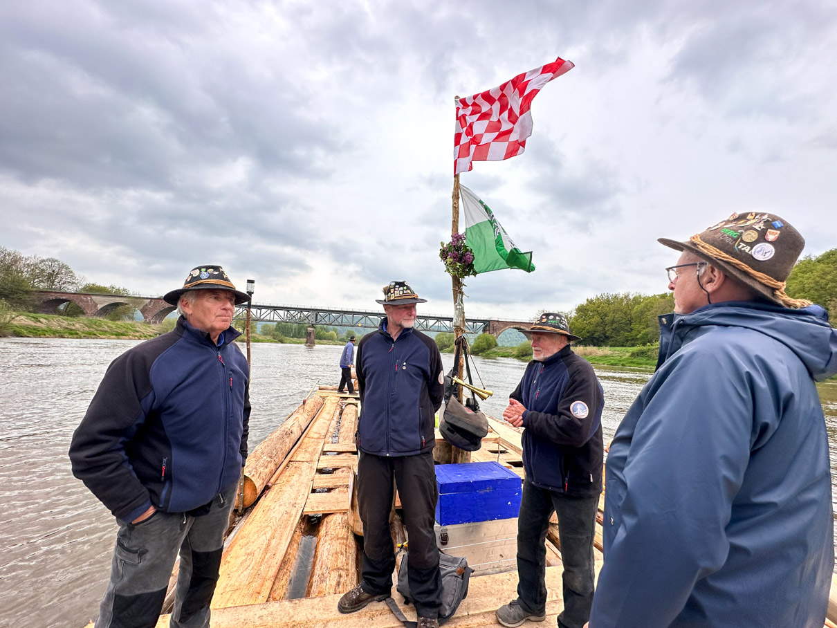 Zwei Flöße auf historischer Fahrt – Der Verein Weserflößer Reinhardshagen macht altes Handwerk auf der Weser erlebbar