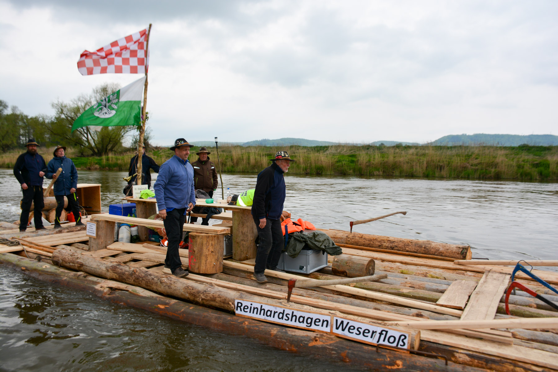 Zwei Flöße auf historischer Fahrt – Der Verein Weserflößer Reinhardshagen macht altes Handwerk auf der Weser erlebbar