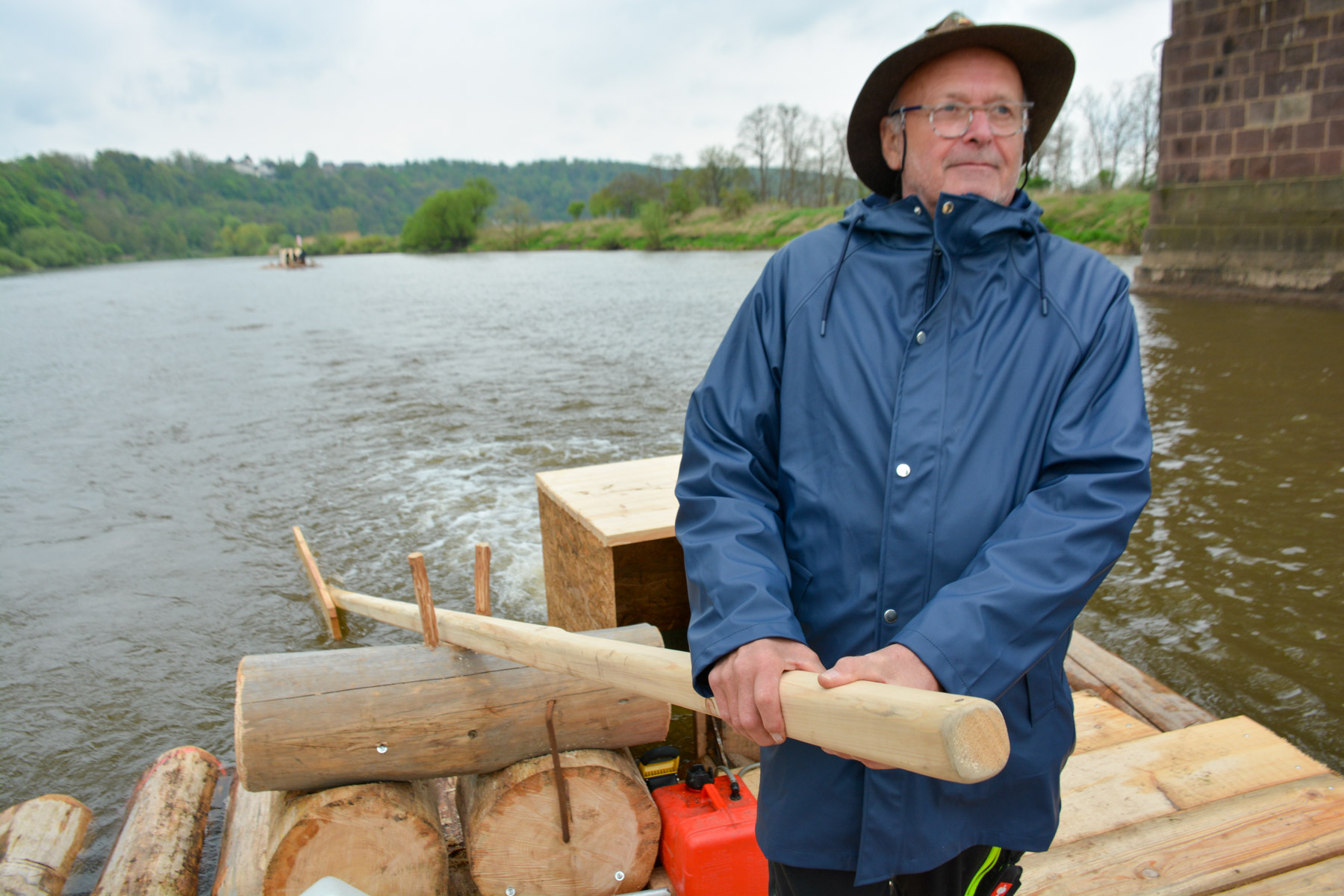 Zwei Flöße auf historischer Fahrt – Der Verein Weserflößer Reinhardshagen macht altes Handwerk auf der Weser erlebbar