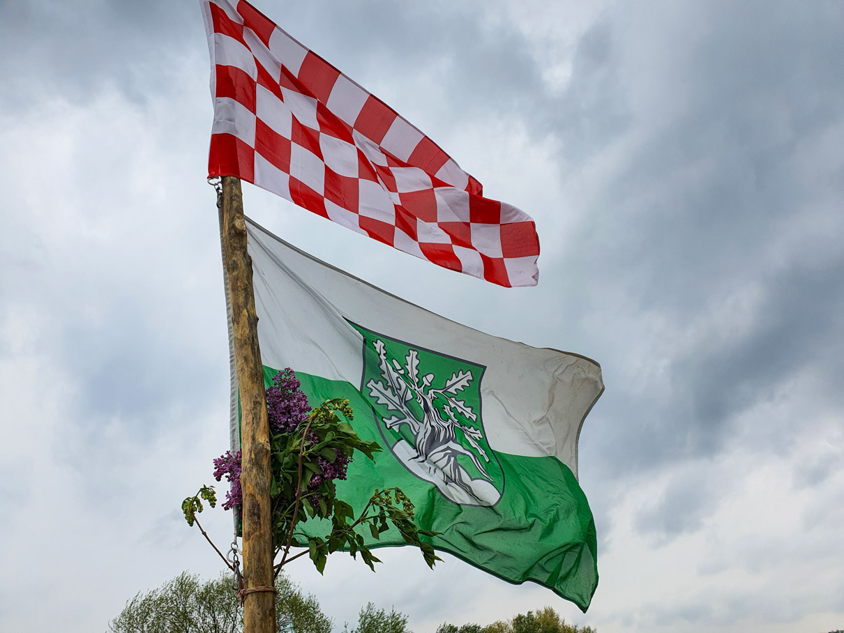 Zwei Flöße auf historischer Fahrt – Der Verein Weserflößer Reinhardshagen macht altes Handwerk auf der Weser erlebbar