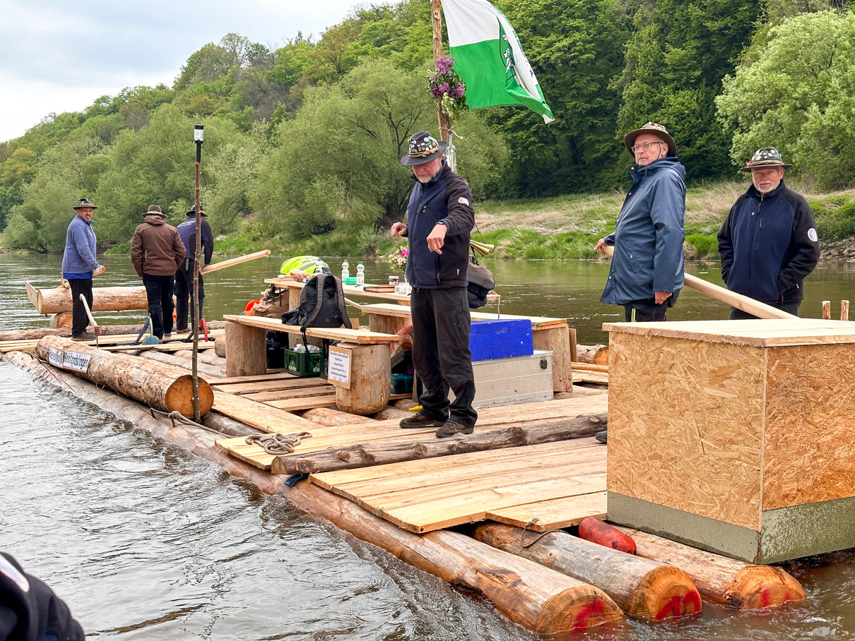 Zwei Flöße auf historischer Fahrt – Der Verein Weserflößer Reinhardshagen macht altes Handwerk auf der Weser erlebbar