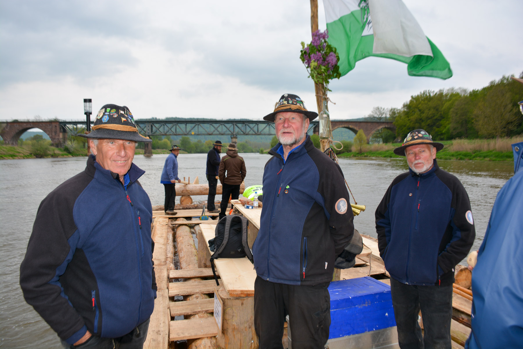 Zwei Flöße auf historischer Fahrt – Der Verein Weserflößer Reinhardshagen macht altes Handwerk auf der Weser erlebbar
