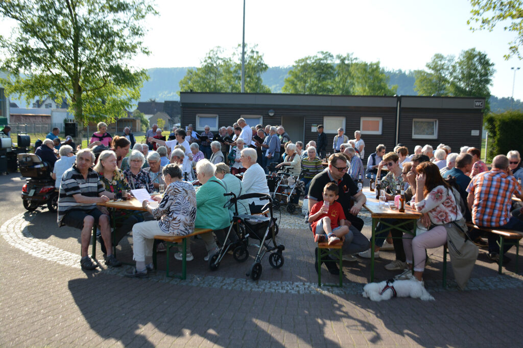 40 Jahre Maibaumsetzen in Boffzen: Tradition trifft Feierlaune