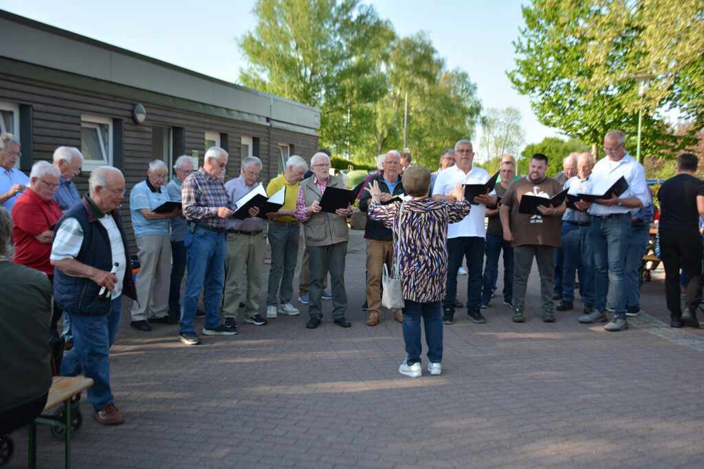 40 Jahre Maibaumsetzen in Boffzen: Tradition trifft Feierlaune