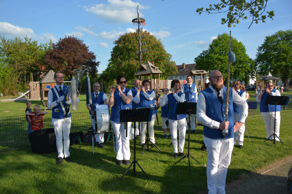 40 Jahre Maibaumsetzen in Boffzen: Tradition trifft Feierlaune