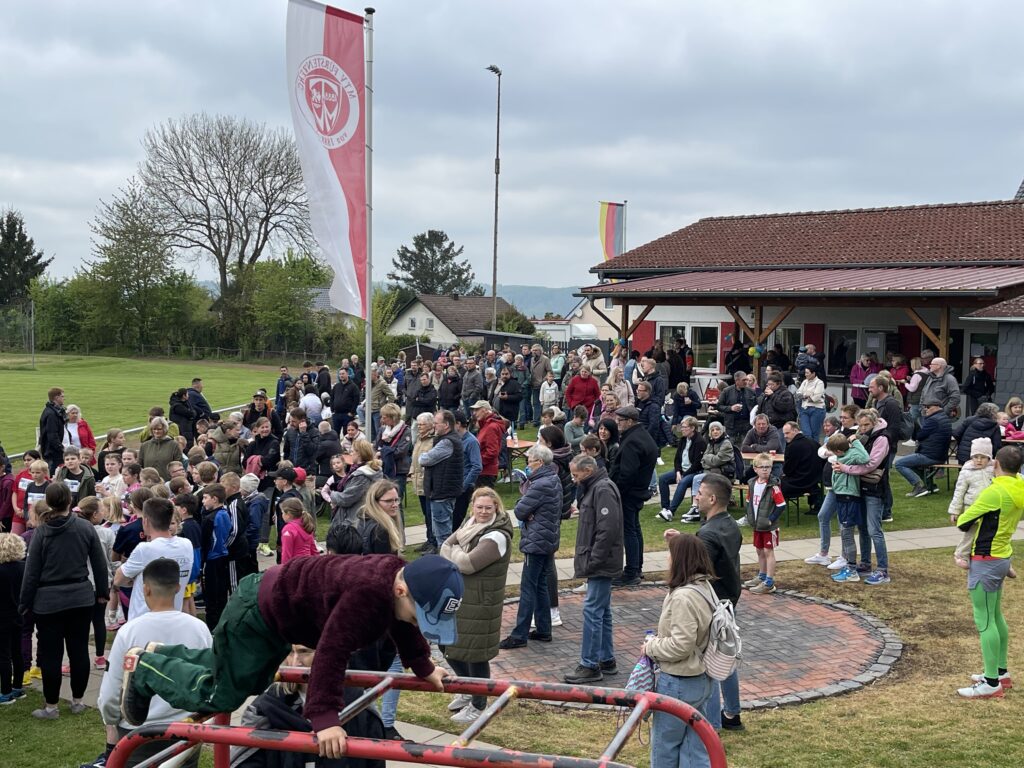 Viele Runden für einen großen Wunsch: Schüler laufen für ein Klettergerüst