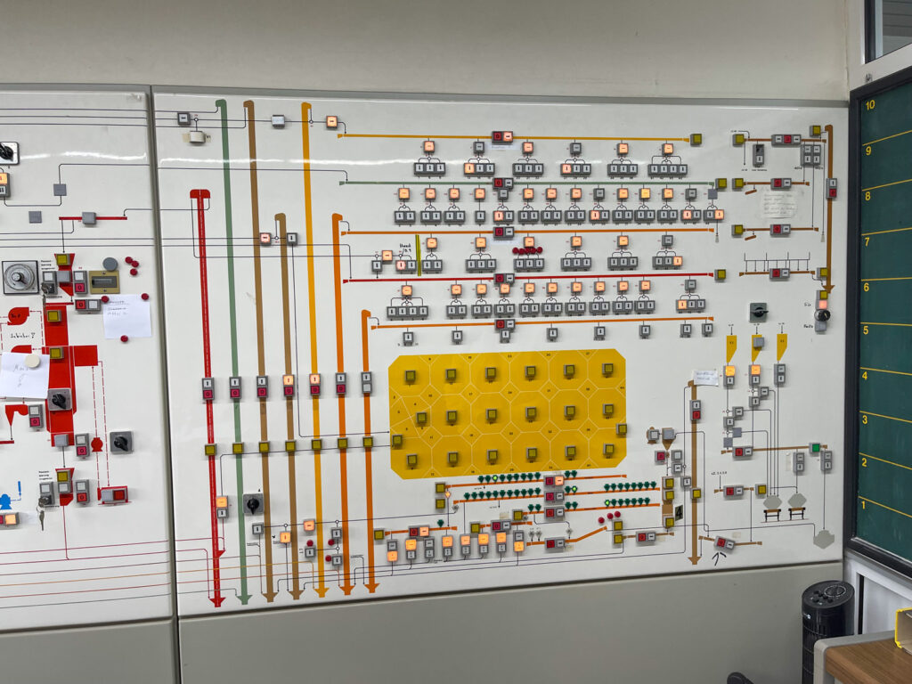 Analoge-Schaltzentrale-des-Getreidespeichers