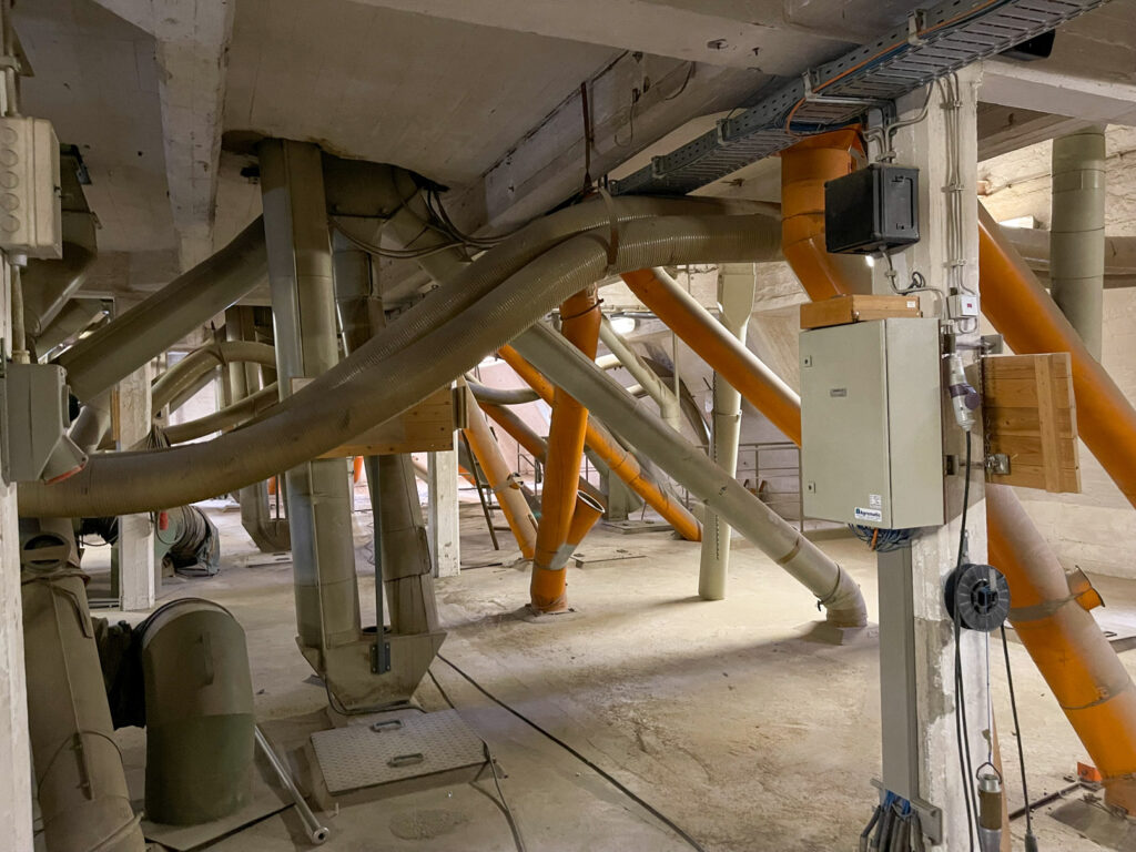 Auf-dem-Dachboden-wird-das-Getreide-in-die-einzelnen-Siloschächte-verteilt