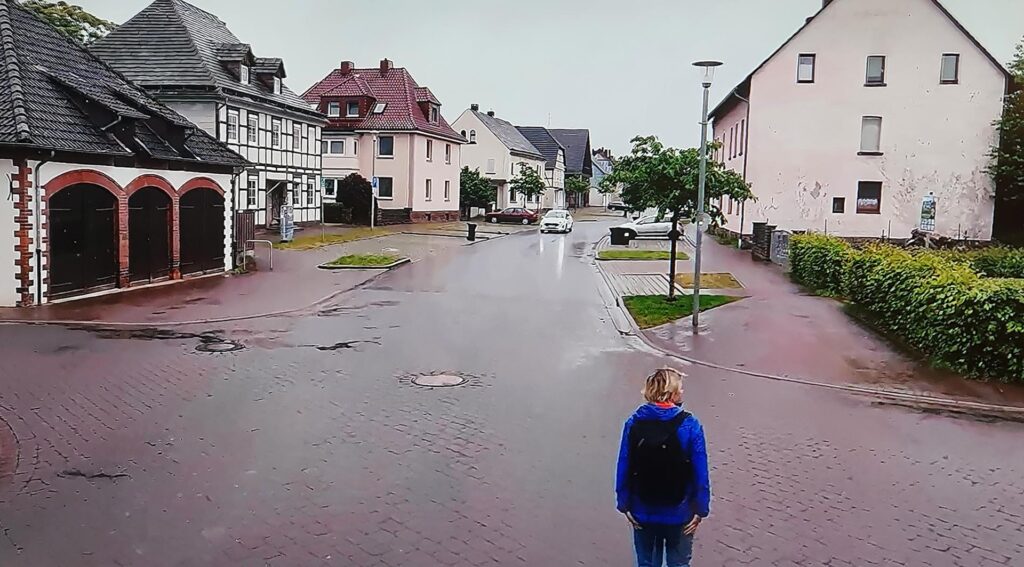Auf zum neuen Abenteuer. Sabine Heinrich läuft über die Obere Dorfstraße in Boffzen