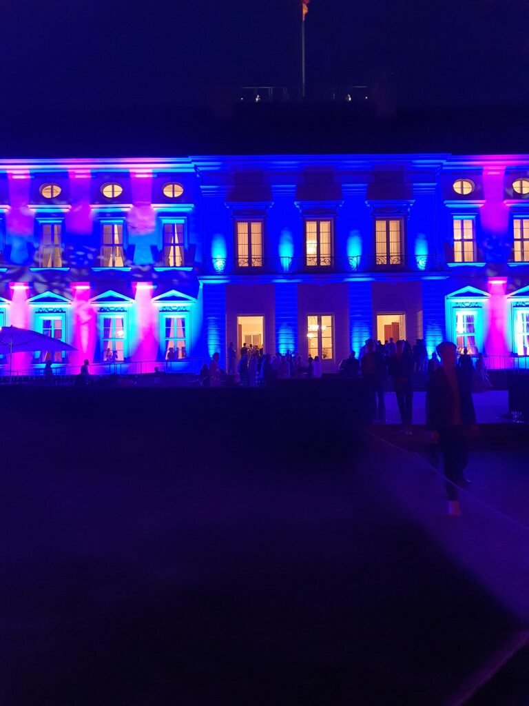 Das Schloss Bellvue wurde in den Farben des Landes Thüringen angestrahlt