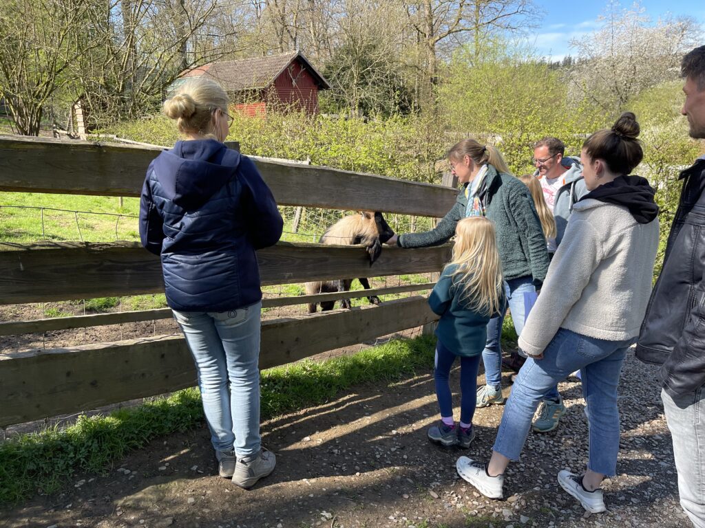 Das Streicheln der Ziegen machte den kleinen Besuchern sichtlich Spaß