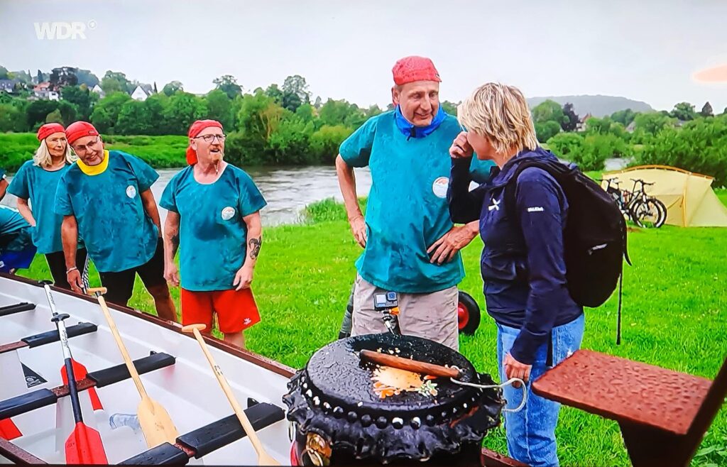 Die Drachenbootbesatzung empfängt Sabine Heinrich am Bootshaus des Wassersportvereins Höxter
