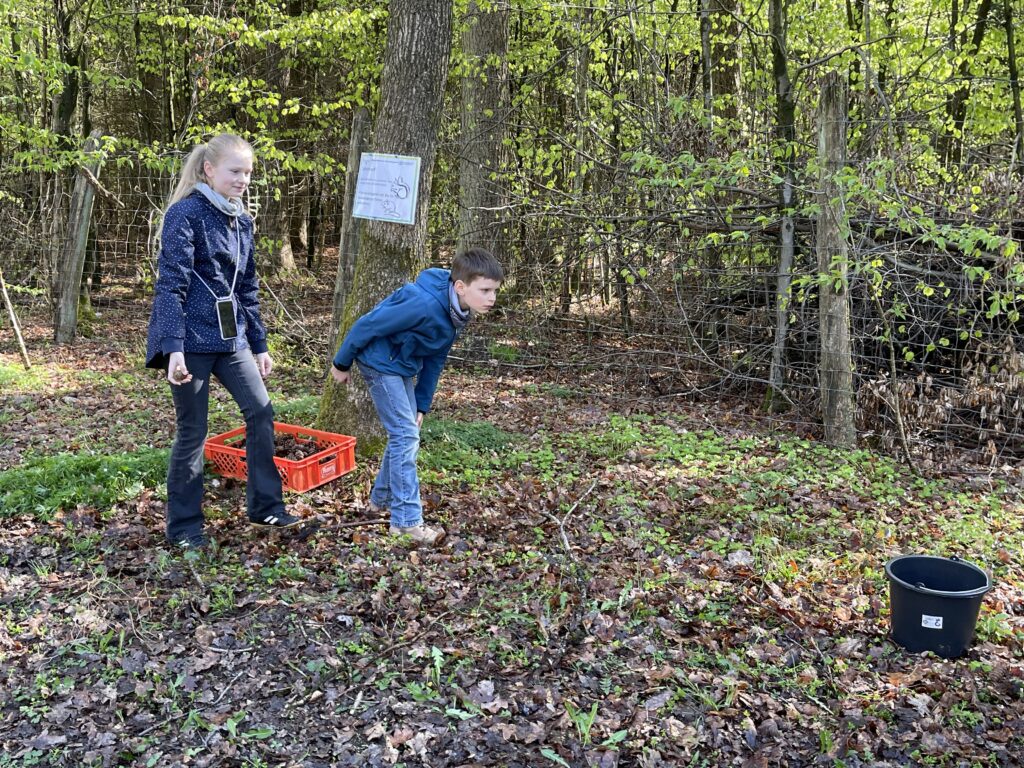 Helene und Henrik Becker aus Boffzen üben sich im Zielwurf mit Tannenzapfen