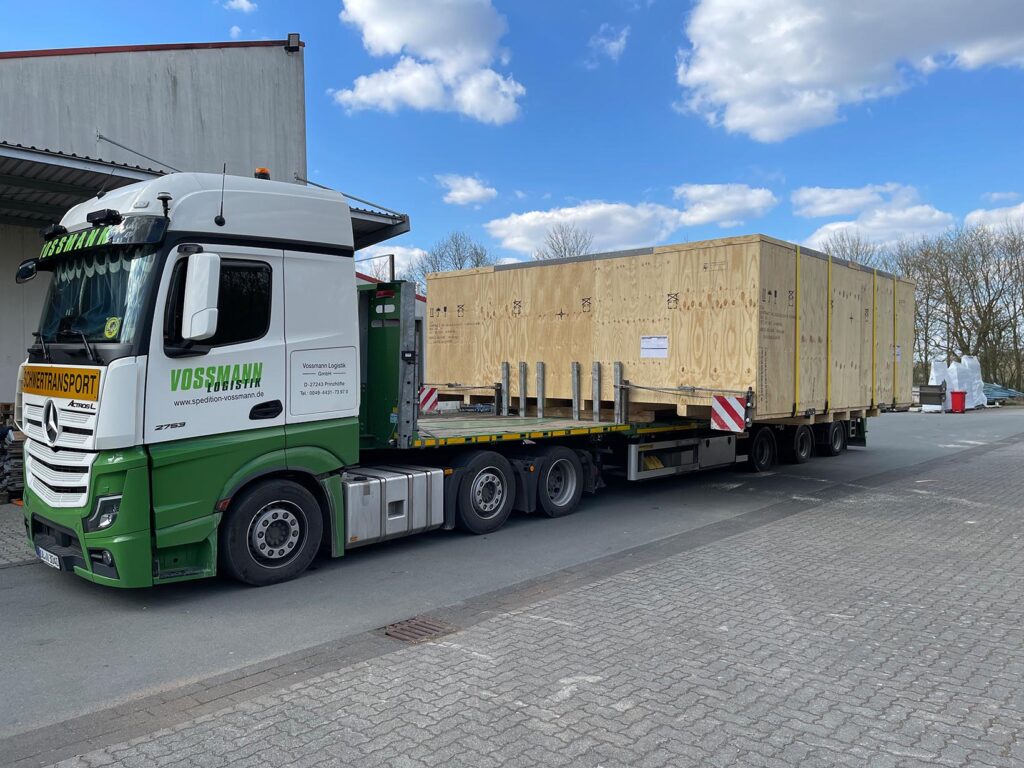 Lauenförde. Mitten in der Nacht, eskortiert von Blaulicht und Begleitfahrzeugen, verließen zwei riesige Schwertransporter am frühen Mittwochmorgen, 9. April 2025, das Werksgelände der Firma INTERPANE. Statt wie zunächst geplant am späten Dienstagabend gegen 22.00 Uhr zu starten, rollte der Konvoi mit rund vier Stunden Verspätung los – ohne jedoch den engen Zeitplan aus dem Tritt zu bringen.