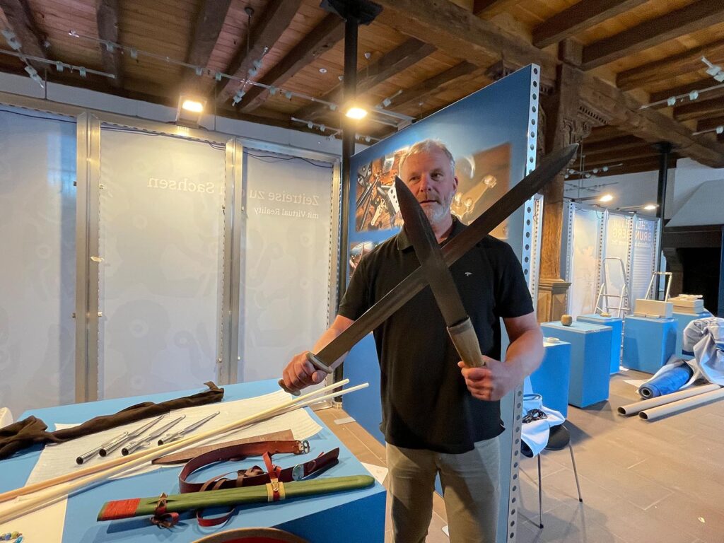Höxter. Ein Wendepunkt der europäischen Geschichte, packend inszeniert: Mit der Ausstellung „Schlacht am Brunsberg – Aufbruch in eine neue Zeit“, die vom 10. Mai bis zum 19. Oktober im historischen Rathaus Höxter gezeigt wird, erwartet Besucherinnen und Besucher ein kulturelles Highlight der Region. Im Mittelpunkt steht die legendäre Auseinandersetzung zwischen Sachsen und Franken im Jahr 775 – ein Ereignis, das weitreichende Folgen für ganz Mitteleuropa hatte.