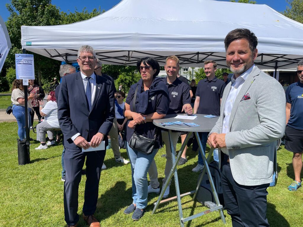 MdB Christian Haase, (l) u. Boffzens Samtgemeindebürgermeister Tino Wenkel, (r) sprachen Grußworte beim WSV-Jubiläum