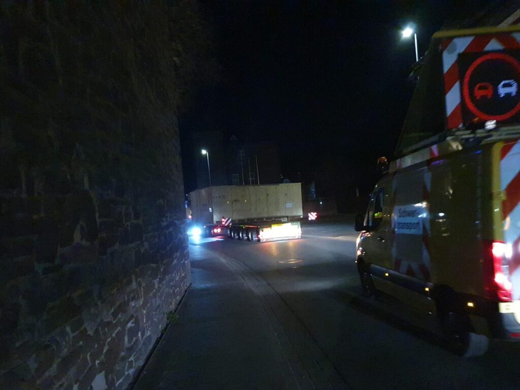 Mit Begleitfahrzeugen wurde der Schwertransport abgesichert