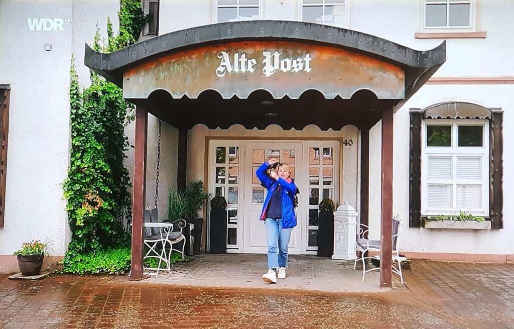 Sabine Heinrich verläßt das Hotel Alte Post in Boffzen