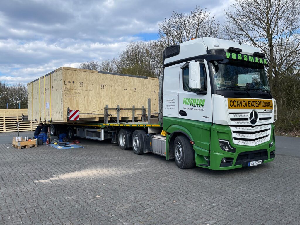 Verladung der Kisten folgte auf dem Firmengelände von Interpane