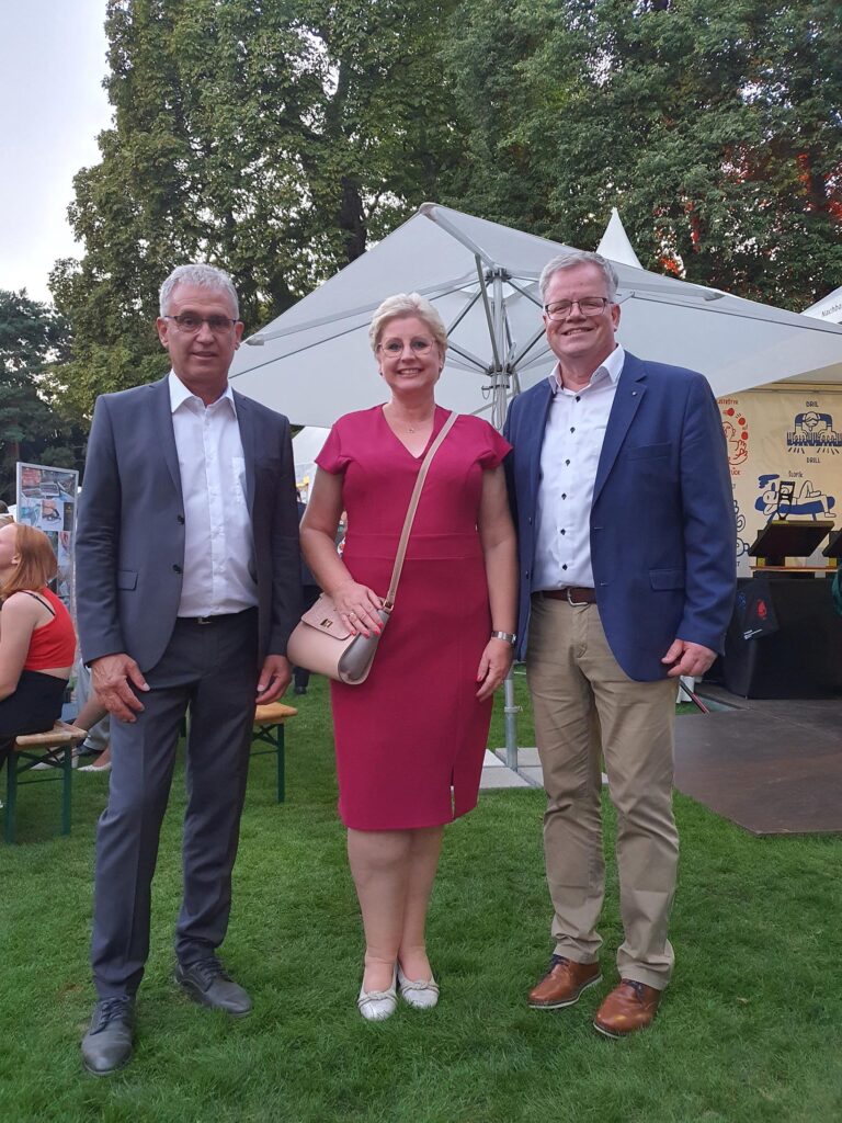 v. l. Manfred Bues, Manuela und Uwe Püttcher im Park von Schloss Bellvue