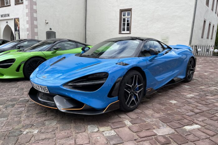 PS-starke Augenweide auf dem Schlosshof: McLaren Owners Club macht Halt in Fürstenberg