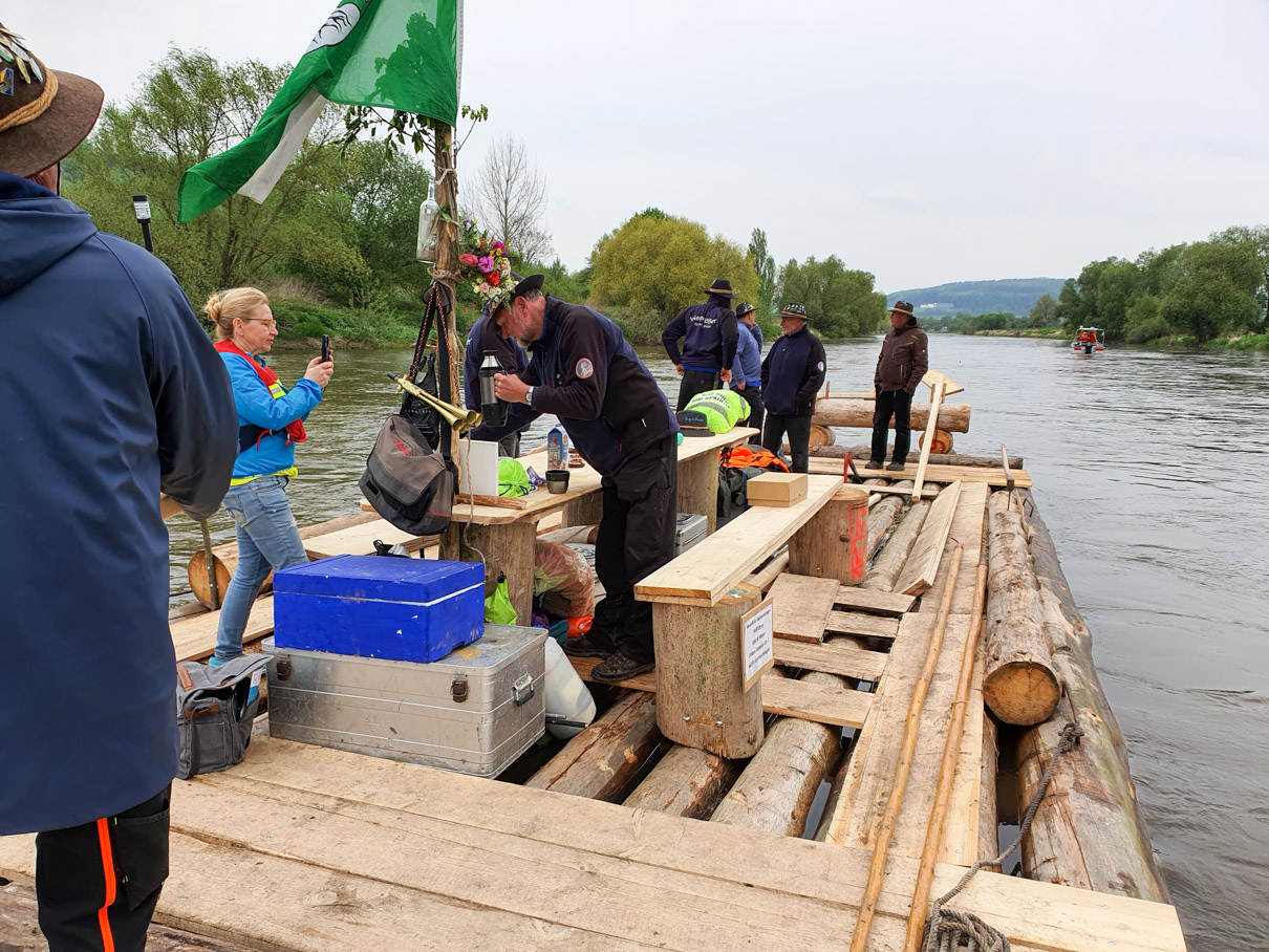 Zwei Flöße auf historischer Fahrt – Der Verein Weserflößer Reinhardshagen macht altes Handwerk auf der Weser erlebbar
