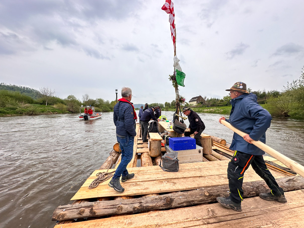 Zwei Flöße auf historischer Fahrt – Der Verein Weserflößer Reinhardshagen macht altes Handwerk auf der Weser erlebbar