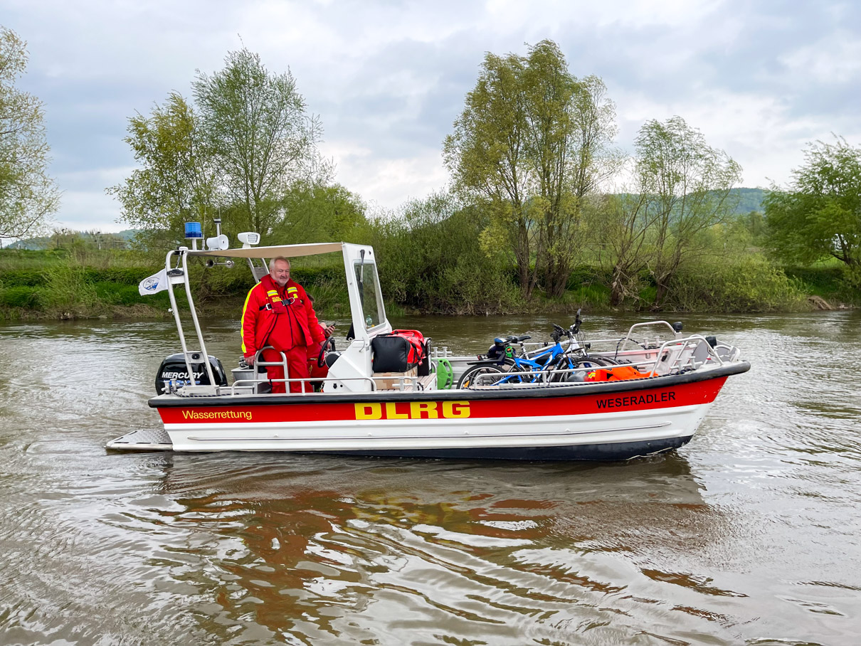 Zwei Flöße auf historischer Fahrt – Der Verein Weserflößer Reinhardshagen macht altes Handwerk auf der Weser erlebbar