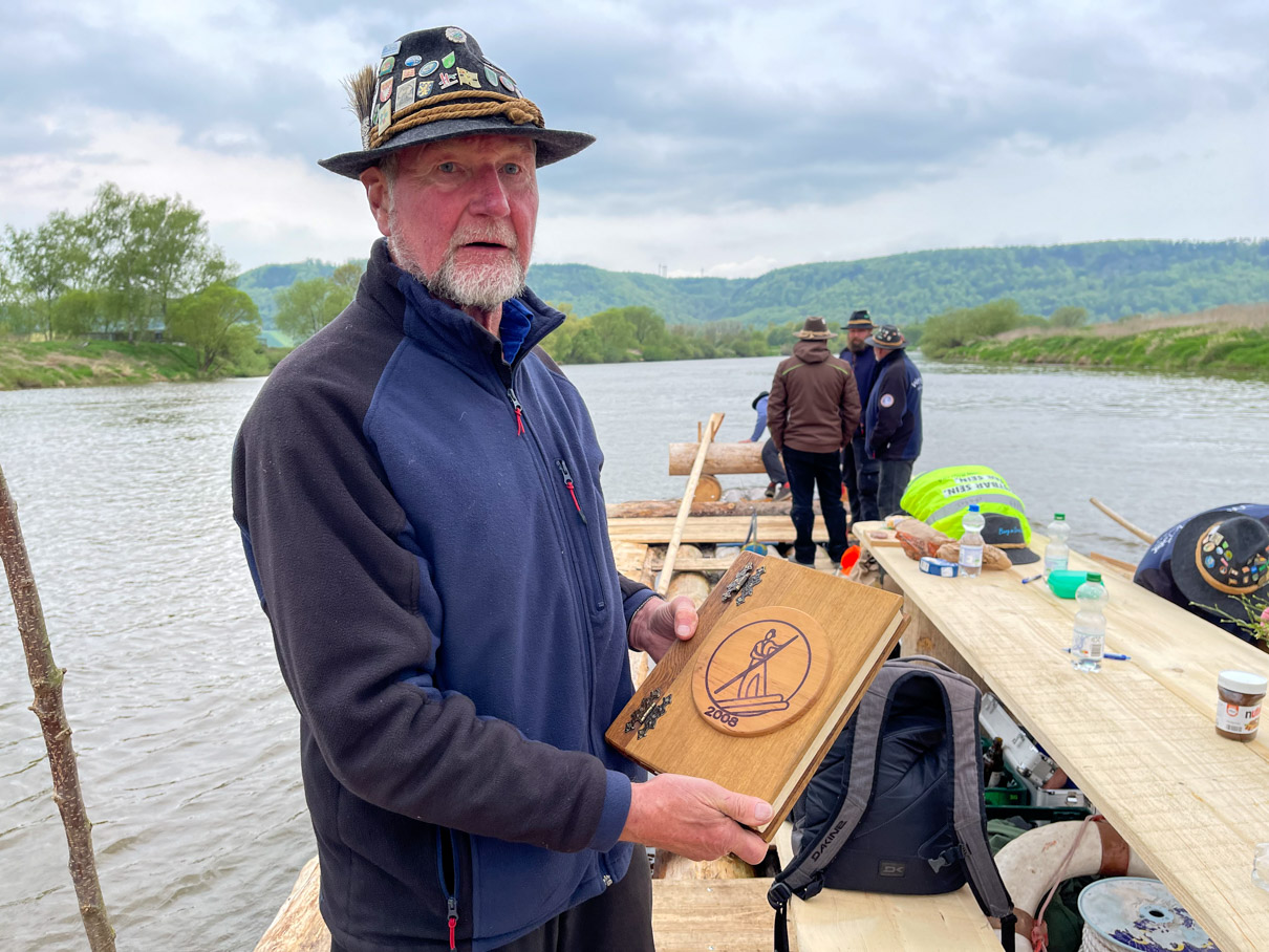 Zwei Flöße auf historischer Fahrt – Der Verein Weserflößer Reinhardshagen macht altes Handwerk auf der Weser erlebbar