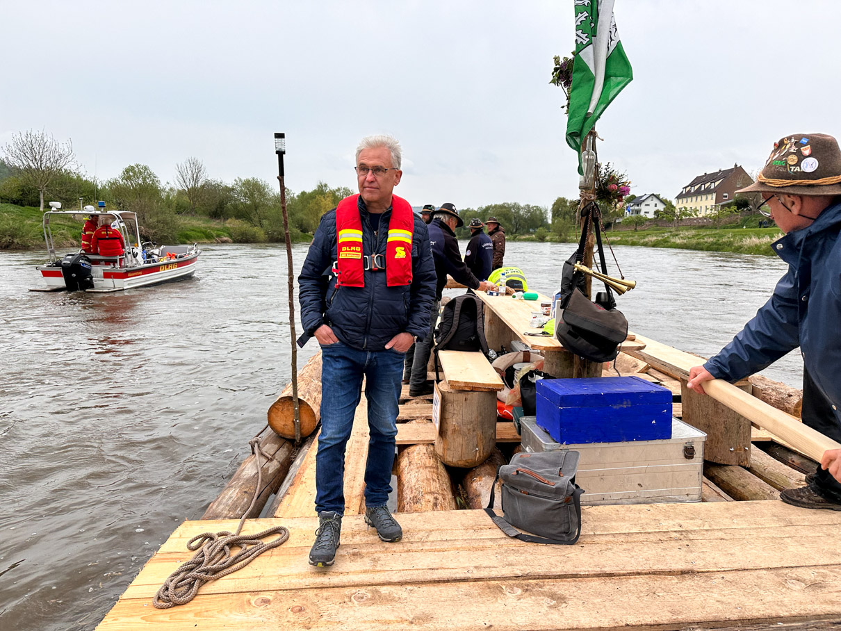 Zwei Flöße auf historischer Fahrt – Der Verein Weserflößer Reinhardshagen macht altes Handwerk auf der Weser erlebbar