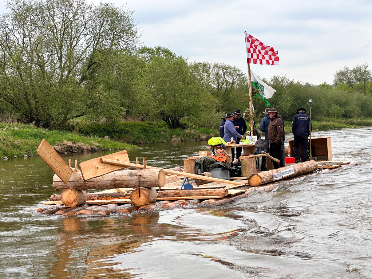 Zwei Flöße auf historischer Fahrt – Der Verein Weserflößer Reinhardshagen macht altes Handwerk auf der Weser erlebbar