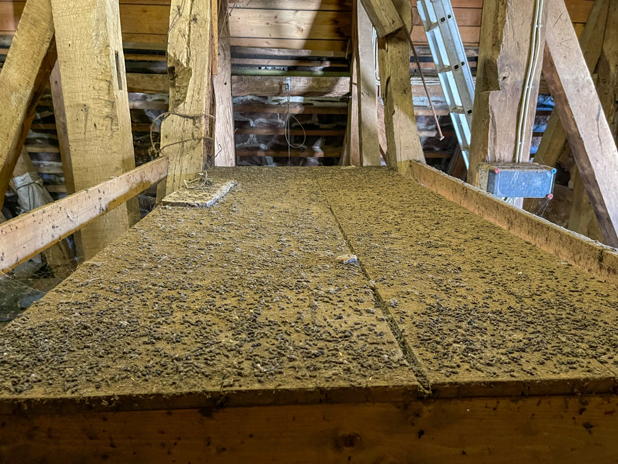 Auf den Zwischenboden der St. Johanniskirche fällt der Kot der Fledermäuse