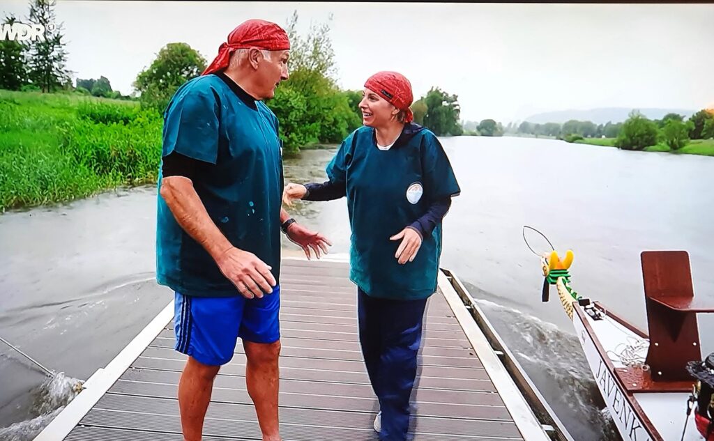 Am Kanuanleger in Boffzen verabschiedet sich Sabin Heinrich von der Drachenbootbesatzung