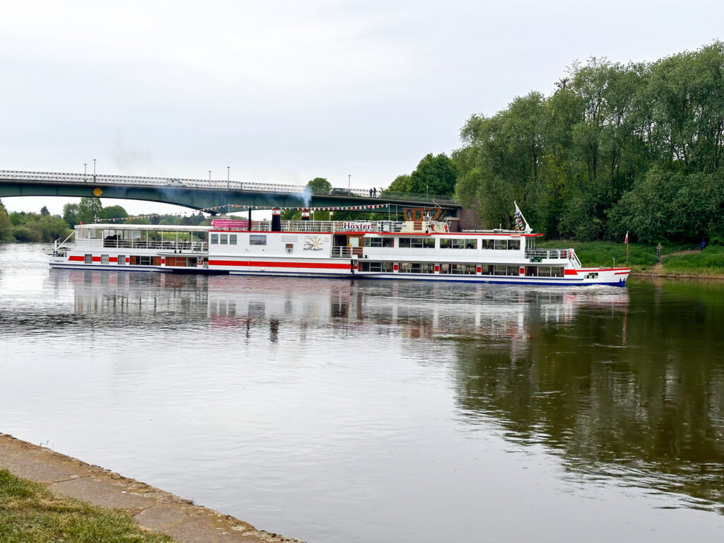 Das Fahrgastschiff Höxter dreht über backbord