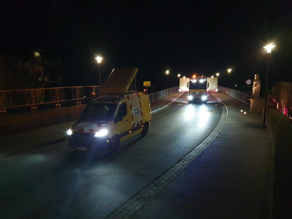 Der Schwertransport nahm die gesamte Fahrbahnbreite der Beverunger Weserbrücke in Anspruch