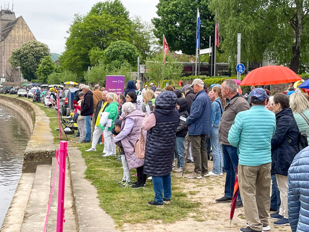 Dicht gedränkt erwarten die Menschen die Höxter