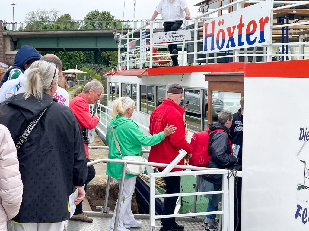Dichtes Gedränge an der Rehling der Höxter