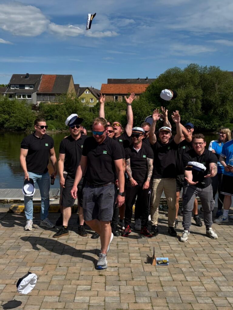 Die Mannschaft der Firma HEGLA freut sich über den Sieg bei der Drachenboot- Regatta