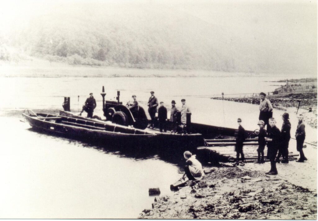 Fähre bei Wehrden um 1925. Ein Ackerschlepper Lanz Bulldog wird übergesetzt - Foto Archiv Wehrden.