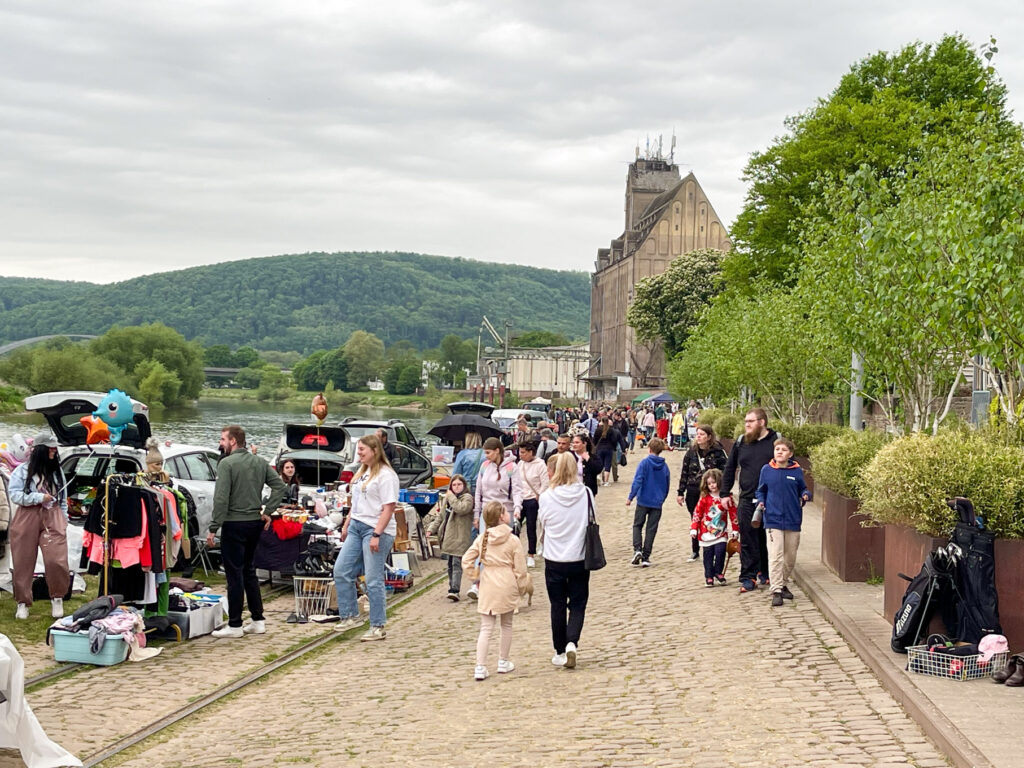 Der Promenadenflohmarkt und die Eröffnungsfahrt der Flotte Weser bringen spürbar Schwung ans Wasser