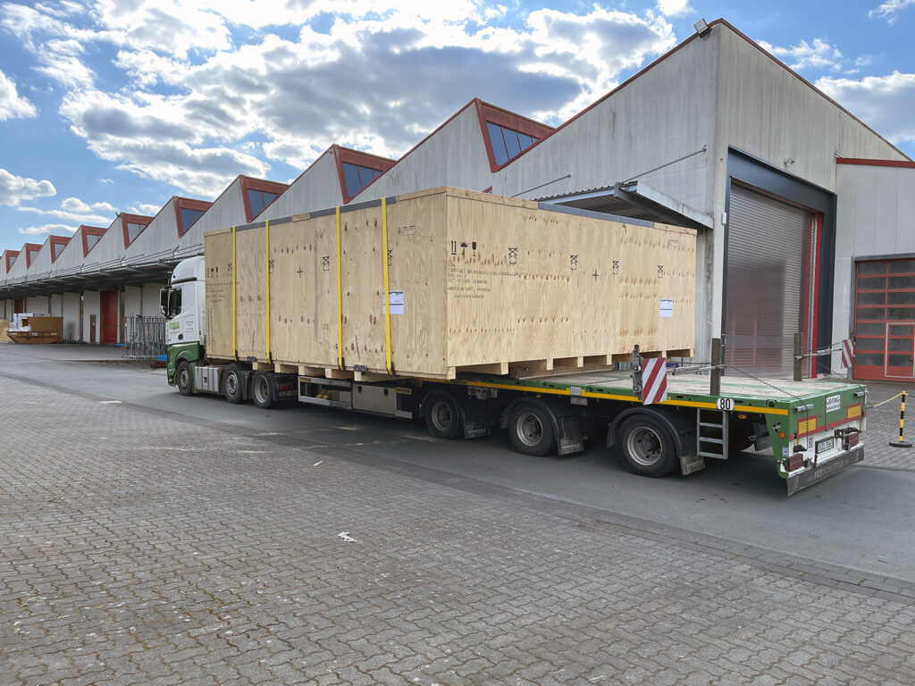 Lauenförde. Mitten in der Nacht, eskortiert von Blaulicht und Begleitfahrzeugen, verließen zwei riesige Schwertransporter am frühen Mittwochmorgen, 9. April 2025, das Werksgelände der Firma INTERPANE. Statt wie zunächst geplant am späten Dienstagabend gegen 22.00 Uhr zu starten, rollte der Konvoi mit rund vier Stunden Verspätung los – ohne jedoch den engen Zeitplan aus dem Tritt zu bringen.