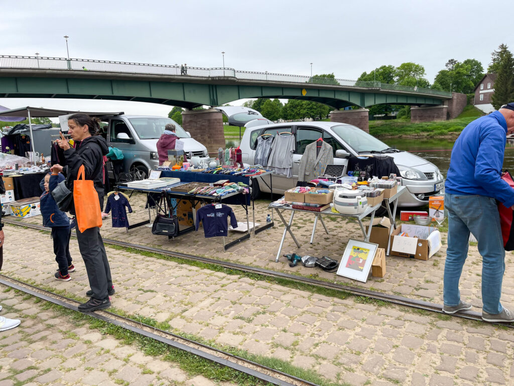 Der Promenadenflohmarkt und die Eröffnungsfahrt der Flotte Weser bringen spürbar Schwung ans Wasser