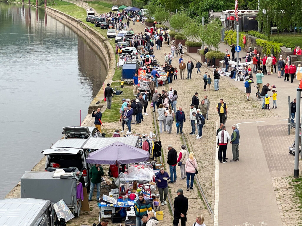 Der Promenadenflohmarkt und die Eröffnungsfahrt der Flotte Weser bringen spürbar Schwung ans Wasser