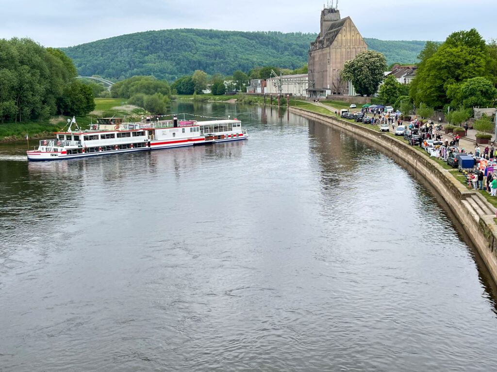 Der Promenadenflohmarkt und die Eröffnungsfahrt der Flotte Weser bringen spürbar Schwung ans Wasser
