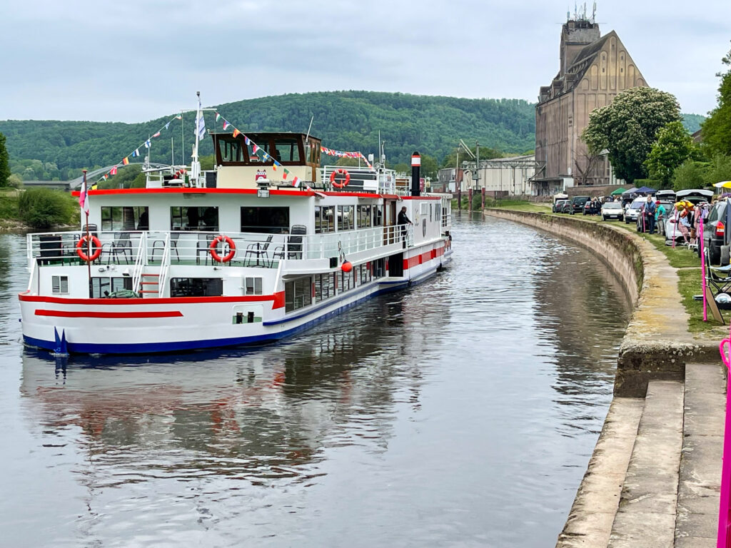 Der Promenadenflohmarkt und die Eröffnungsfahrt der Flotte Weser bringen spürbar Schwung ans Wasser
