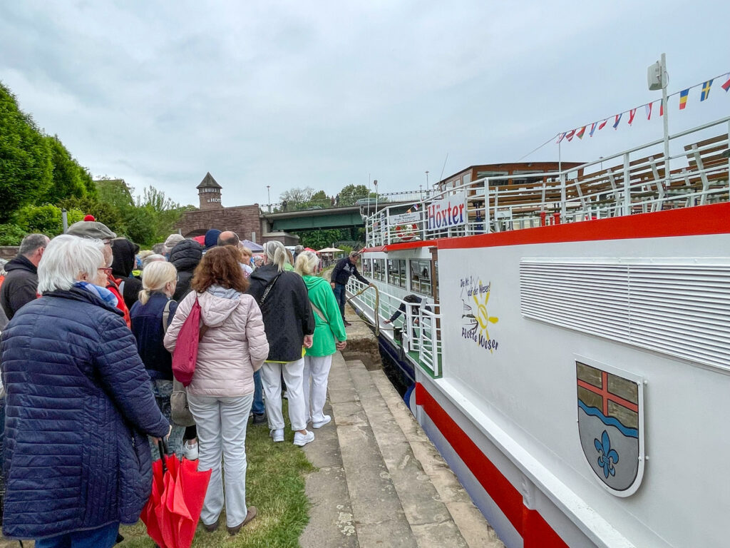 Der Promenadenflohmarkt und die Eröffnungsfahrt der Flotte Weser bringen spürbar Schwung ans Wasser