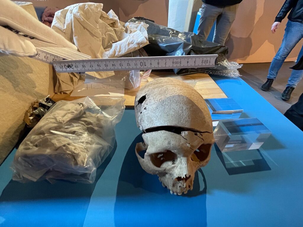 Höxter. Ein Wendepunkt der europäischen Geschichte, packend inszeniert: Mit der Ausstellung „Schlacht am Brunsberg – Aufbruch in eine neue Zeit“, die vom 10. Mai bis zum 19. Oktober im historischen Rathaus Höxter gezeigt wird, erwartet Besucherinnen und Besucher ein kulturelles Highlight der Region. Im Mittelpunkt steht die legendäre Auseinandersetzung zwischen Sachsen und Franken im Jahr 775 – ein Ereignis, das weitreichende Folgen für ganz Mitteleuropa hatte.
